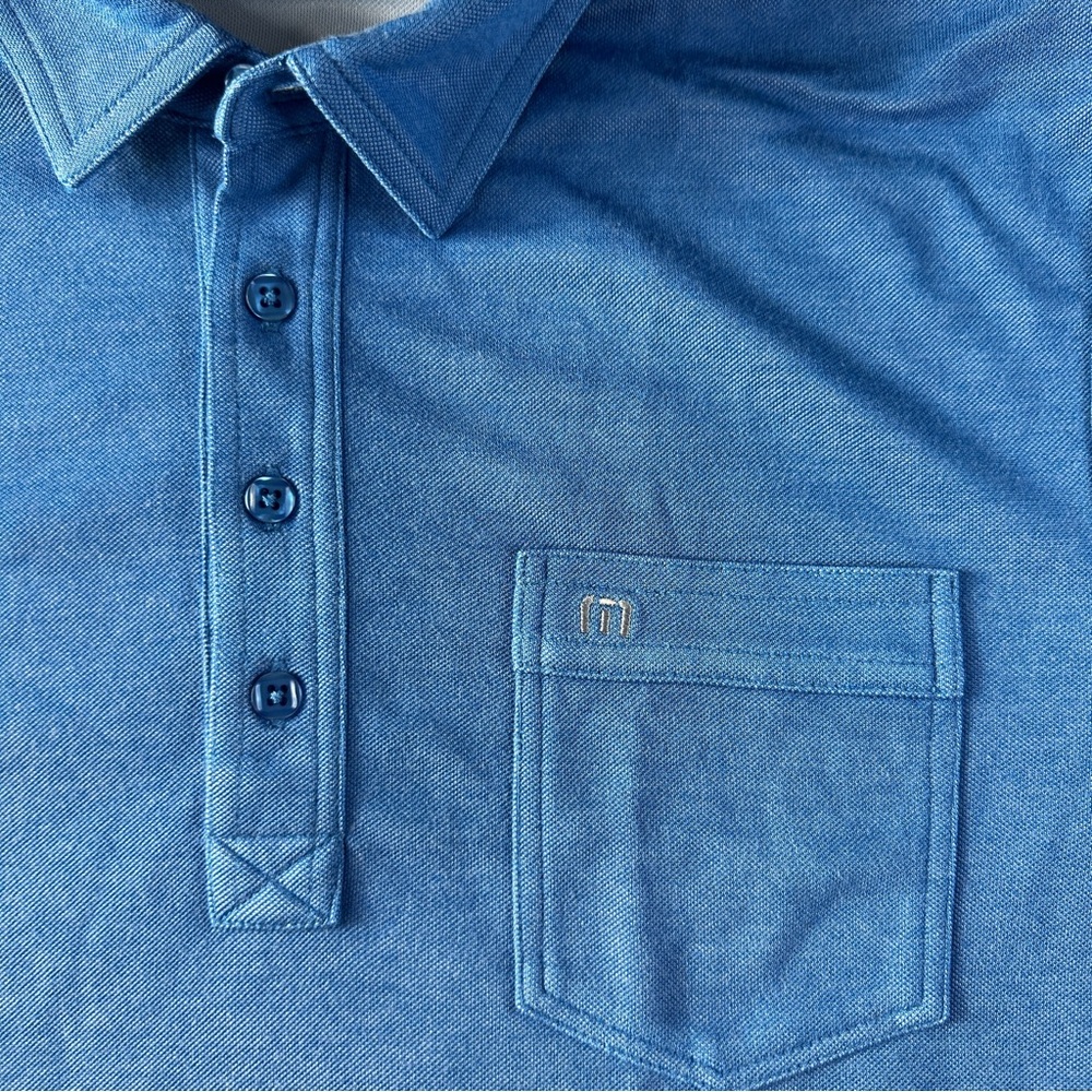Travis Mathew Polo Shirt Mens Size Medium Blue 4-Button Short Sleeve Pocket 392
